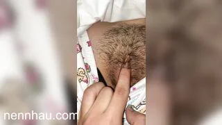 đi du lịch cùng lớp đứa bạn nó ngủ say lén sang nghịch lồn nó không thể bỏ lỡ