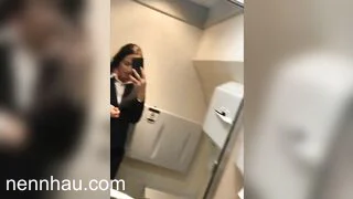 Tiếp viên hàng không trong wc máy bay chất lượng cao