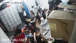 Cực phẩm hack cam phòng mấy em xinh thay quần áo nhìn sướng - phần 3