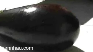 Nhét nguyên quả cà tím to bự vào lồn chất lượng cao