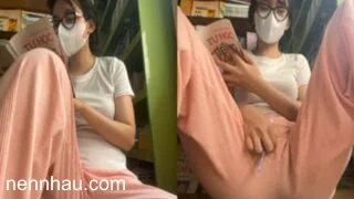 Cực kỳ nóng Clip Sex Em gái vừa đọc sách vừa nhét sextoy vào lồn