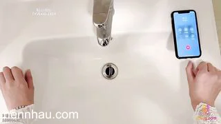 Qua nhà nhỏ b thân dâm chơi đg ngồi mà nó cứ gạ sục cặc đành đè ra đụ bắn lên ngực e mới nhất hôm nay