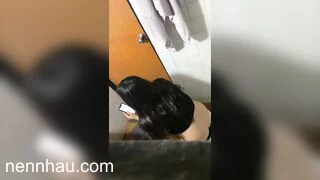 Siêu nứng Quay lén gái văn phòng đi đái