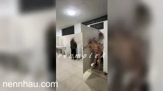 Siêu ngon Cô gái vào toilet bị đụ bị người ta phát hiện