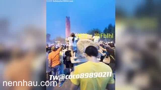 Dâm nữ khỏa thân móc lồn public trg lễ hội ngay sau lưng đám đông cực ngon