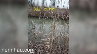 Siêu nứng Dâm nữ nứng lồn gạ đụ mấy lão già trong làng mọi lúc mọi nơi p2