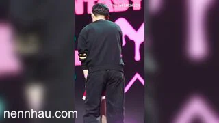Bom tấn idol vén váy giơ mông cho fan vỗ đít, rên la ngay trên mic