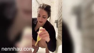 TỚI THÁNG LÊN CƠN NỨNG EM GÁI DÙNG CHUỐI THỦ DÂM mới nhất hôm nay