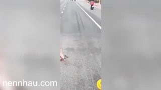 Cô gái chất bị ép ở chuồng nơi công cộng hay gì á mới nhất hôm nay