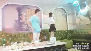 đi hát karaoke chưa kịp chọn bài đã lôi nhân viên quán hát ra địt p9 full HD không che