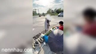 SỐC tận óc em gái mặc nội y mỏng tang thản nhiên đi chợ lề đường siêu phẩm