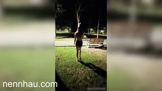 dắt bạn gái đi dạo cởi chuồng public ngoài công viên đỉnh của chóp