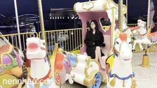 Siêu phẩm em teen cởi chuồng public chơi đu quay