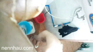 Cực hot Cuối tuần không có gì làm nên trèo tường quay lén em teen sinh viên chung trọ đi tắm