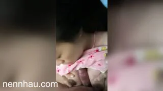 Nóng bỏng Vợ mới đẻ Chồng nứng cặc không địt được nên địt khe vú vợ cho bớt nứng