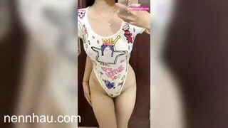 Siêu hot Rau non xinh dâm cởi áo quay clip show cặp bưởi bự cho a xem