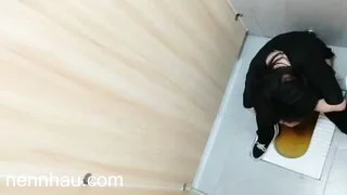 Đỉnh của chóp Tởm vcl dâm nữ vào nhà vệ sinh ỉa ngất luôn trg đấy đít dính đầy shit