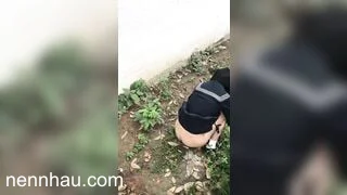 Lộ clip Dắt em slave loli đg mắc đái ra sau trường tụt quần ra đái dưới gốc cây