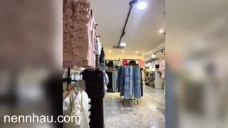 Gái xinh chủ shop quần áo vú to mông bự khoe hàng 1 siêu phẩm