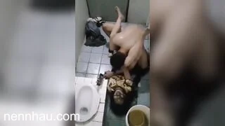 Em gái sinh viên nhậu say đi vệ sinh ở quán bị trai lạ địt toét lồn cực nứng
