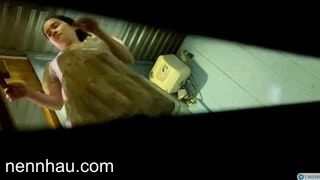Siêu ngon Trốn dưới sàn quay lén chị dâu mông to cực ngon đi tắm