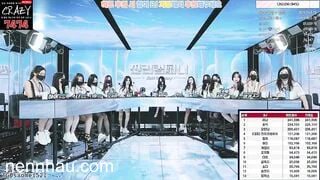 SỐC với màn thay đồ của em gái trong phòng khi đang livestream đỉnh của chóp