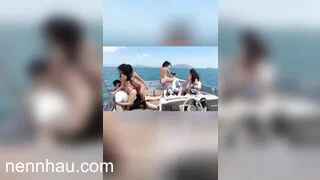 Thác loạn mua dâm các em sgbb trên duy thuyền,các em cứ tranh nhau mà bú cặc a cực nứng