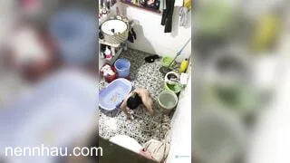 Quay lén em họ mới lớn tuổi mọc lông đi tắm rửa lồn cực nứng