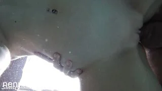 Làm tình dưới bể bơi đỉnh của chóp