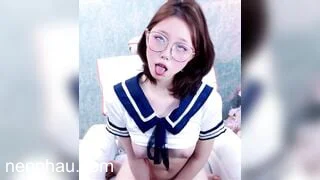 Gái xinh đeo kính mặt dâm khoe hàng thủ dâm trên live kích thích cực hot