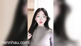 sinh viên đh lồn hồng không lông livestream thủ dâm bán quạt #2 full HD không che