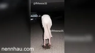 Public chảy nước lồn ngoài đường khi bị nhét máy rung cực nứng