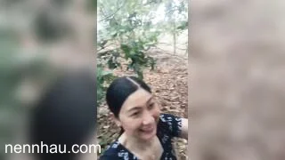 Sơ hở là bị dì kéo ra vườn sau bú.cu cực nứng