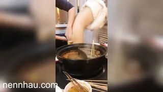 Siêu ngon E gái quá dữ nhậu say xog cho mấy thằng b lột đồ mình ra móc lồn mạnh bạo public