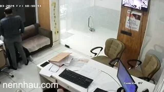Giám đóc địt thư kí trong phong riêng bị cam quay lại 2 đỉnh của chóp