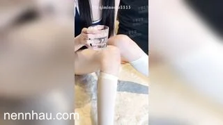 Súc vật bạn trai bắt nhét sextoy rỉ nước hứng vô cốc rồi uống đỉnh của đỉnh
