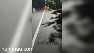 Dâm nữ dâm đãng khỏa thân đi dạo trên đường bị bt bao người nhìn mà k bt ngại à không thể bỏ lỡ