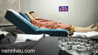 em gái massage không chú tâm vào việc massage mà chỉ tập trung vào dương vật khách hà cực phẩm