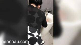 Lén lút trong nhà vệ sinh nam cùng em nhân viên siêu múp cực kỳ nóng