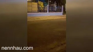 Đụ em người yêu giữa đường trời tối, phát hiện nhà bên có người tưới cây làm hết hồn cực ngon