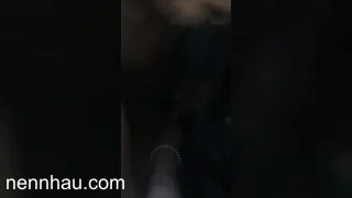 E học sinh và a người yêu trốn trong nhà vệ sinh nóng bỏng