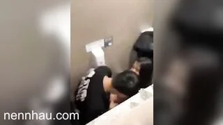 Hot nhất Chịu cặp đôi uống rượu say chui vào WC bar địt nhau trong đó