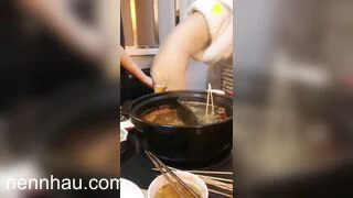 Siêu hot tụt quần móc lồn em nhân viên trong quán lẩu