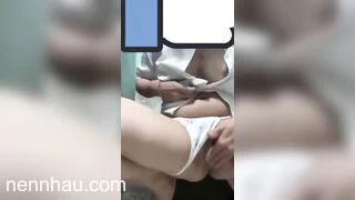 Em gái học sinh cấp 3 đi học nứng quá trốn vào nhà vệ sinh trường học thủ dâm cực đỉnh