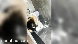Đỉnh của chóp siêu phẩm quay lén các em xinh đi đái nhìn thật thích mắt - phần 4