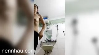 Chị gái máy bay quay cảnh mình tắm để gạ trai địt siêu hot