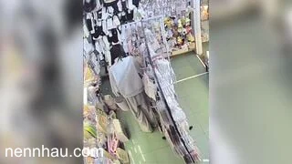 Cực phẩm Em học sinh bị tràn băng đái trong quần trong tiệm tạp hoá