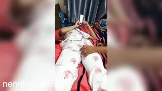 Cực kỳ hot Loạn luân cha dưỡng dụ con riêng của vợ chơi điện thoại để mò lồn con bé.