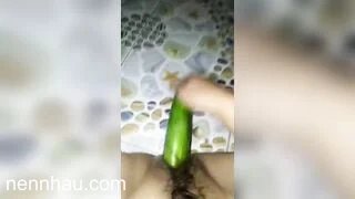 bé rau bến tre vú to lấy chộm dưa leo vào nhà tắm thủ dâm - phần 2 cực hot
