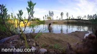 Siêu phẩm Hoà mình với thiên nhiên, cô gái khỏa thân lái xe đến tắm ở hồ vắng